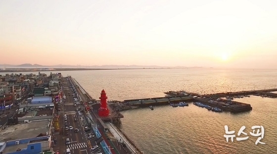시흥시 오이도항 전경, 빨강등대가 랜드마크다.(시흥시 제공)