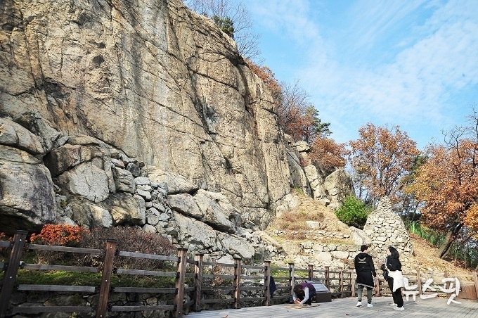 2001년 국보로 지정된 마애보살상이 새겨진 병풍바위