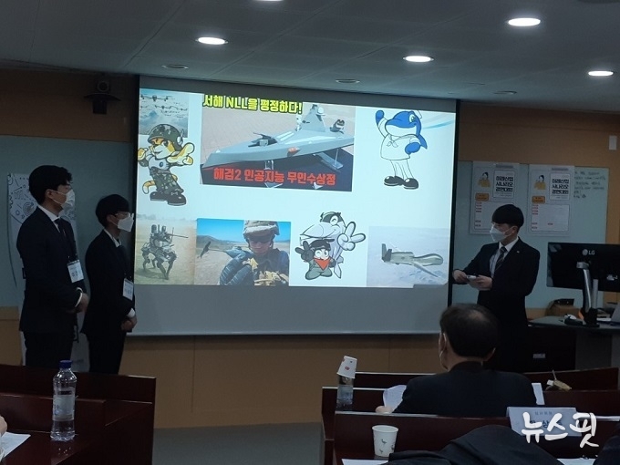 오산대 드론융합부사관과 학생 3명이 ‘2040 미래산업 시나리오 경연대회’에서 ‘2040년 미래 일기장’이라는 내용으로 우수상을 받았다. (사진제공=오산대)