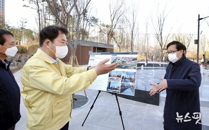 백군기 시장이 지난 2일 수지구 성복동 별다올 근린공원 현장을 방문해 점검하고 있다.(사진=용인시)