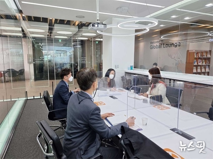 경기 화성오산교육지원청이 에듀테크 기반 미래학교 조성사업 일환으로 오산대를 방문했다. (사진=오산대 제공)