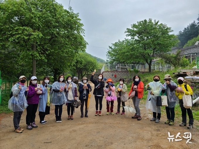 길섶 팀이 시범 운영한 '미션 林파서블' 코스의 참가자들이 기념촬영을 하고 있다.(용인시 제공)