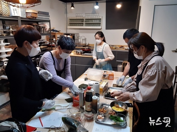 공유농업 팀이 지역 농특산물을 이용한 피크닉 도시락 개발에 열을 올리고 있다.(용인시 제공)