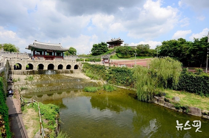 광교산에서 발원한 수원천이 수원화성 안으로 들어와 화홍문을 지나 흐르고 있는 모습.(수원시 제공)