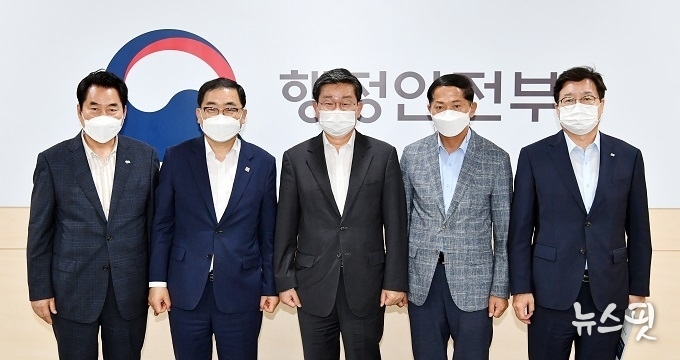 백군기 용인시장(왼쪽)이 19일 허성무 창원시장, 이재준 고양시장, 염태영 수원시장과 전해철 행안부 장관을 만나 특례권한 확보를 위한 지원을 요청하고 기념촬영을 하고 있다.(용인시 제공)