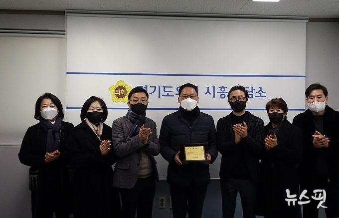 14일 경기도의회 시흥상담소에서 경기기자협회 '의정봉사대상'을 수상한 안광률 의원과 경기기자협회 회원들과 기념 촬영을 하고 있다.(사진=중앙뉴스타임스 제공)