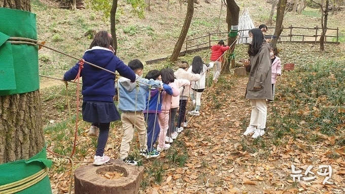 산림 체험 교육에 한창인 아이들