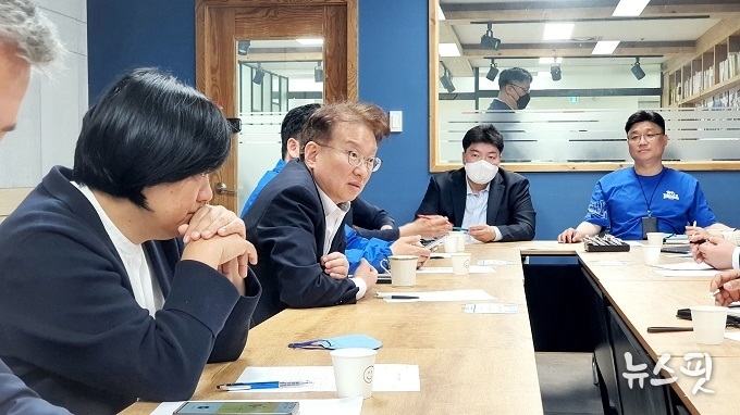 권칠승 더불어민주당 국회의원(왼쪽 두번째)이 지방선거 후보자 점검 회의에서 발언을 하고 있다.(사진=권칠승의원 사무실)