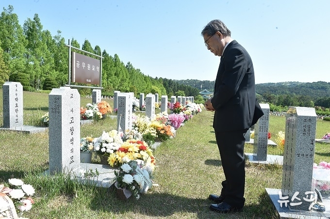 이재정 경기도교육감이 제41회 스승의 날인 15일 국립대전현충원 순직공무원묘역을 찾아 4.16세월호 참사 당시 희생된 열한 명의 단원고 순직교사 묘비에 헌화하고 넋을 기리고 있다. (사진=경기도교육청)