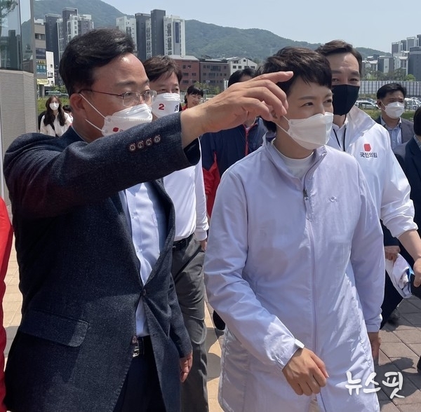 김성제 의왕시장 후보가 21일 김은혜 경기도시사 후보에게 백운종합병원 건립에 관해 설명하고 있다.(사진=김성제 후보 캠프)