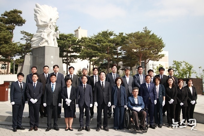 더불어민주당 정명근 화성시장 당선인이 2일 오전 경기 화성시 송산동 현충탑을 참배하고 있다.(사진=정명근 캠프)
