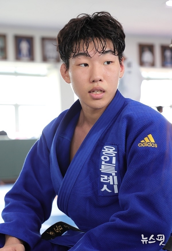 인터뷰에 응하고 있는 유도팀 홍문호 선수.