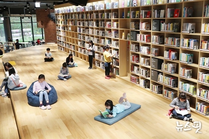남사도서관에서 어린이들이 자유롭게 책을 읽고 있는 모습.(용인시 제공)