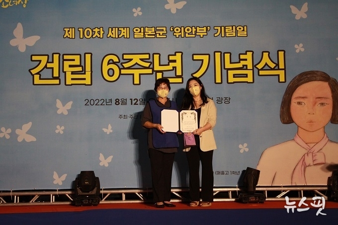 오산평화의소녀상 건립6주년 기념 회화대전에서 선정된 수상자들과 수여식을 거행했다.(사진=오산시)