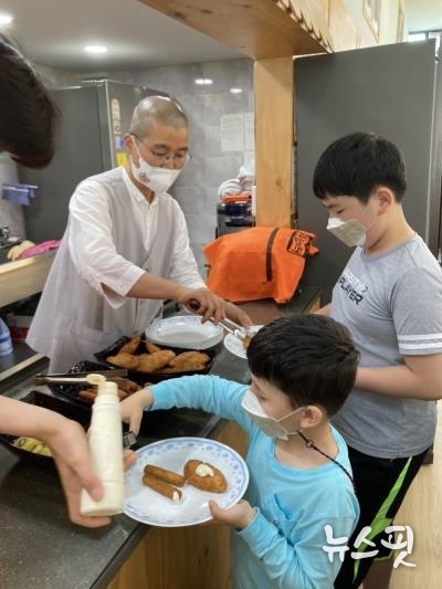 초등학생들에게 아침밥을 전하는 원돈스님