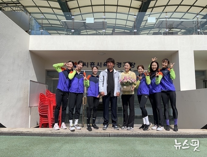 시흥시청 육상부.(왼쪽부터 민지현‧김애영‧임지희 선수, 전복수 감독, 김신애 코치, 황윤경‧이민정‧신지애 선수)