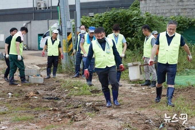 용인특례시의회 의원들 수해복구 현장에서 구슬땀.(사진=용인시의회)