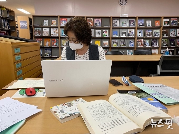 양성자 도시기록가가 도서관에서 문헌을 살펴보고 있다.(사진=용인시)