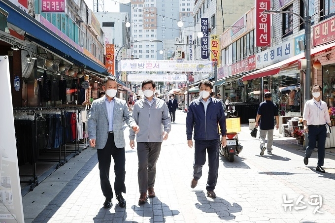 이상일 용인특례시장이 처인구 용인중앙시장 일대를 둘러보며 시장 활성화를 위한 방안에 대해 관계자들과 의견을 나누고 있다.(사진=용인시)