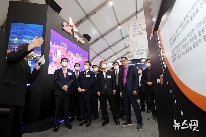 10월 25일 이상일 용인특례시장과 원희룡 국토부장관 등 내빈들이 대한민국 도시혁신 산업박람회에서 SK 하이닉스 부스를 관람하고 있다.(사진=용인시)