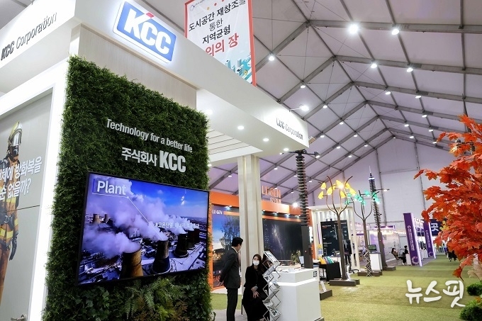 2022 도시혁신 산업박람회 KCC, (주)레젠 전시 부스 모습.(사진=용인시)