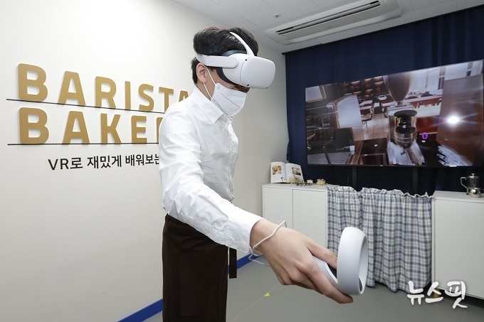 양호진씨가 처인장애인복지관에 마련된 VR직종체험을 통해 커피를 만들고 있다.(사진=용인시)