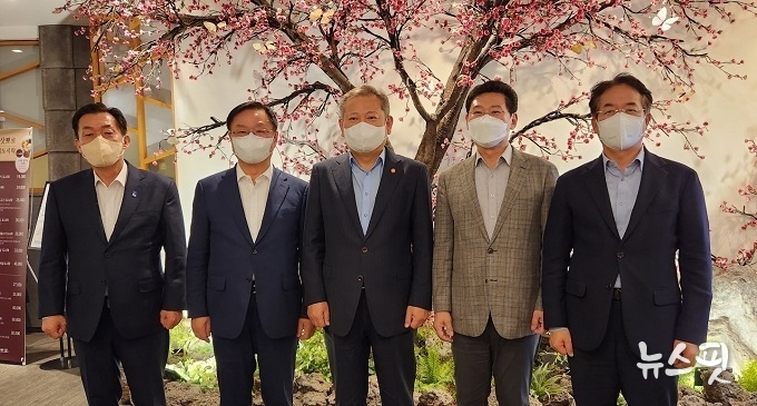 지난해 10월 이재준 수원특례시장(왼쪽 첫 번째)을 등 특례시장들이 이상민 행정안전부 장관(가운데)과 면담에서 특례시 지원 건의문을 전달한 뒤 기념촬영을 하고 있다.(사진=수원시)