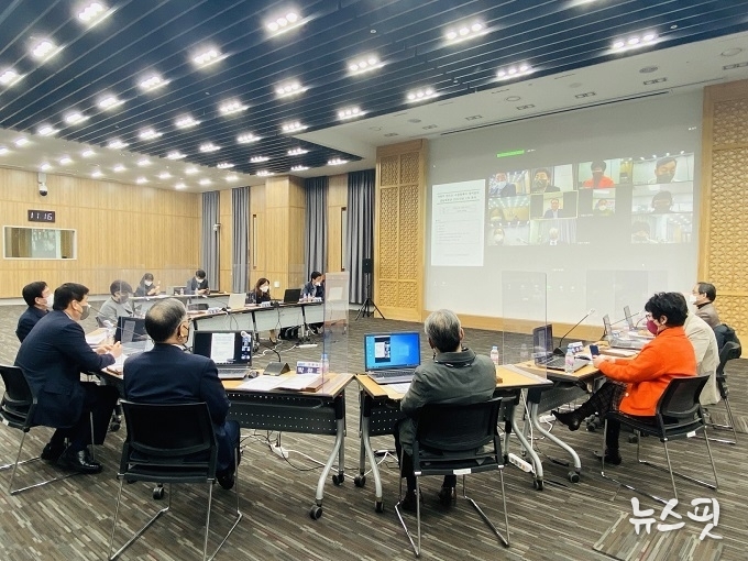 지난해 4월 시민이 만드는 수원특례시 참여본부 공동대표단이 온라인으로 영상회의를 진행하고 있다.(사진=수원시)