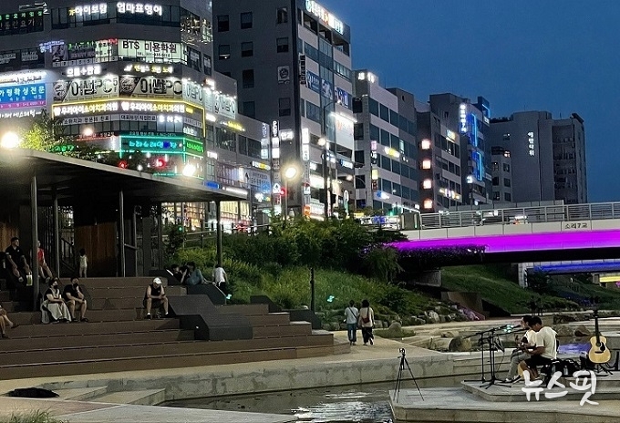 파고라테라스 야간버스킹.(파주시 제공)