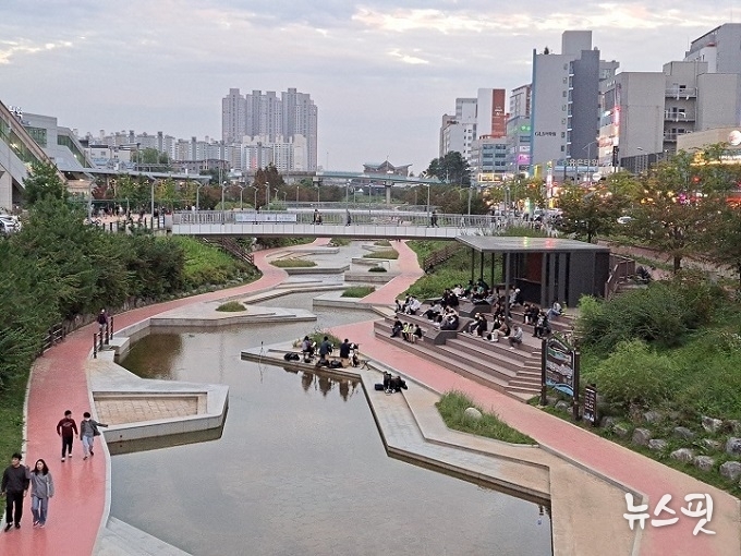 파고라테라스 야간버스킹.(파주시 제공)