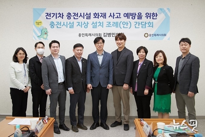 용인특례시 의원들과 시 관계부서 직원들이 기념사진을 찍고 있다.(사진=용인특례시의회)