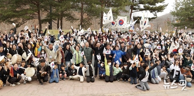 이상일 용인특례시장이 25일 수지 머내만세운동 기념행사 참자가들과 만세삼창을 외치며 기념촬영을 하고 있다.(용인시 제공)