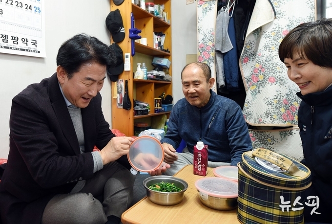 동 지역사회보장협의체와 저소득 가구 반찬 배달