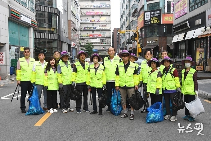 박형덕 시장 노인일자리(이담지킴이) 체험.(동두천시 제공)