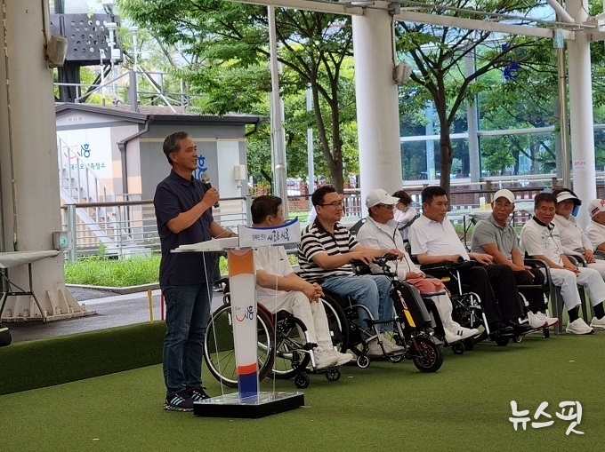 권훈겸 경기도장애인론볼연맹 회장이 인사말을 하고 있다.(사진=경기도장애인론볼연맹)