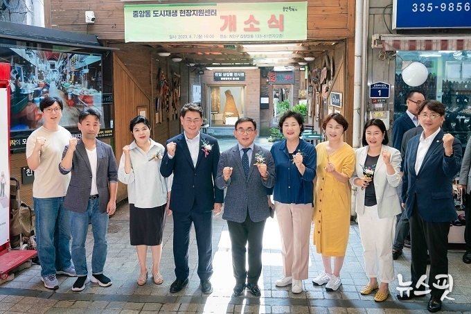 왼쪽부터 김병민 의원, 김태우 의원, 안지현 의원, 이진규 도시건설위원장, 윤원균 의장, 남홍숙 의회운영위원장, 유진선 의원, 김희영 의원, 이교우 의원.(사진=용인특례시의회)
