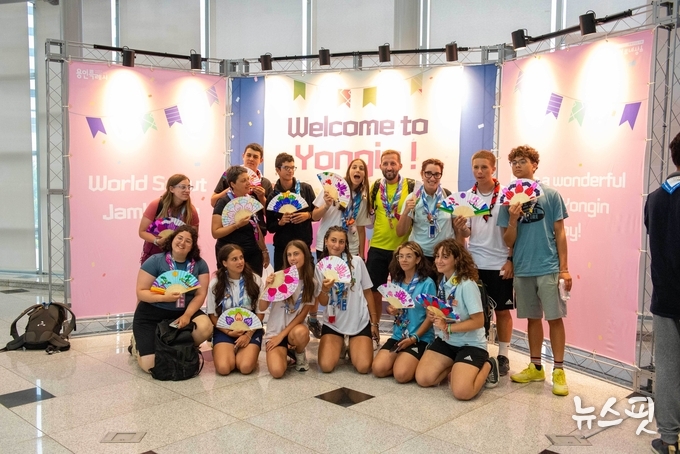 새만금 세계스카우트잼버리 대원들이 용인포은아트홀에 마련된 포토존에서 직접 만든 전통부채를 들고 기념 촬영을 하고 있다.(용인문화재단 제공)