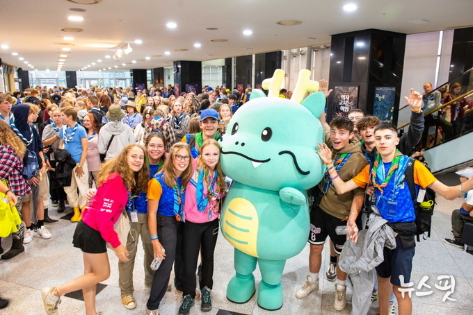 새만금 세계스카우트잼버리 대원들이 용인시 캐릭터 조아용과 함께 기념 촬영을 하고 있다.(용인문화재단 제공)