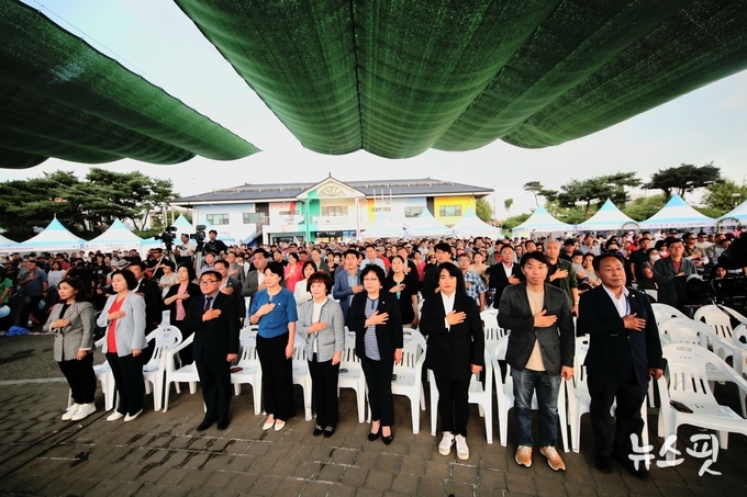 제9회 화성송산포도축제가 2일 화성시 서신면 궁평항 광장에서 개막식을 가졌다. (사진=화성시의회 제공)