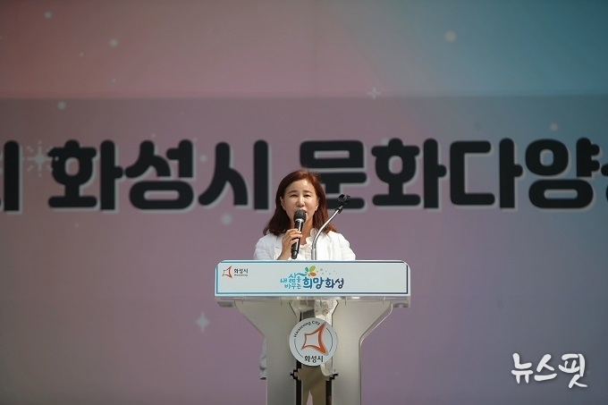 김경희 화성시의회 의장이 제1회 화성시 문화다양성 축제에서 축사를 하고 있다.(사진=화성시의회)