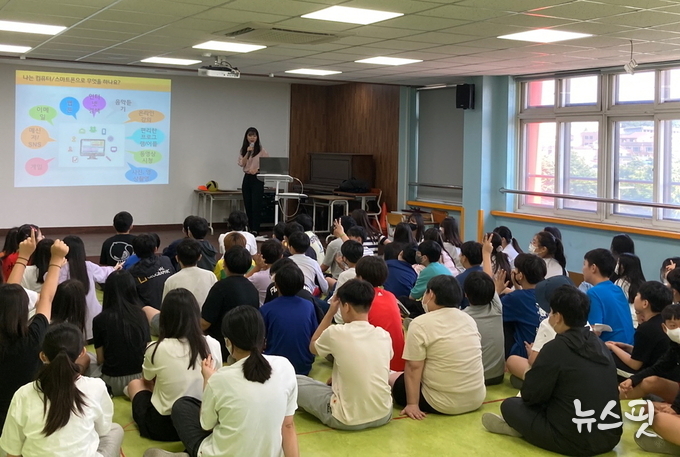 수원시중독관리통합지원센터에서 지역 내 학교를 찾아가 중독 예방 교육을 진행하고 있다.(수원시 제공)