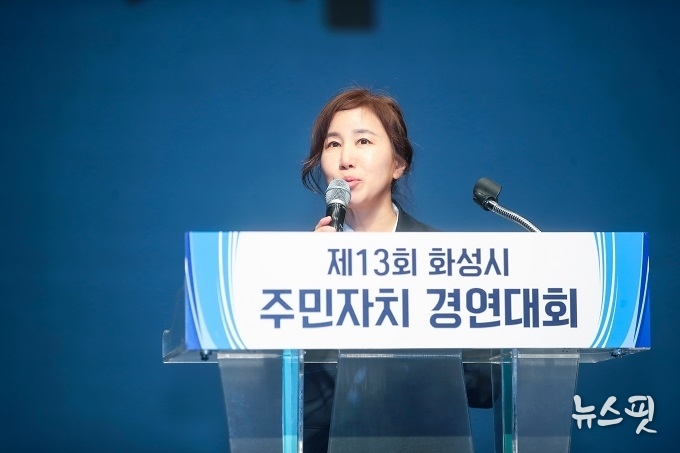 축사하고 있는 김경희 의장