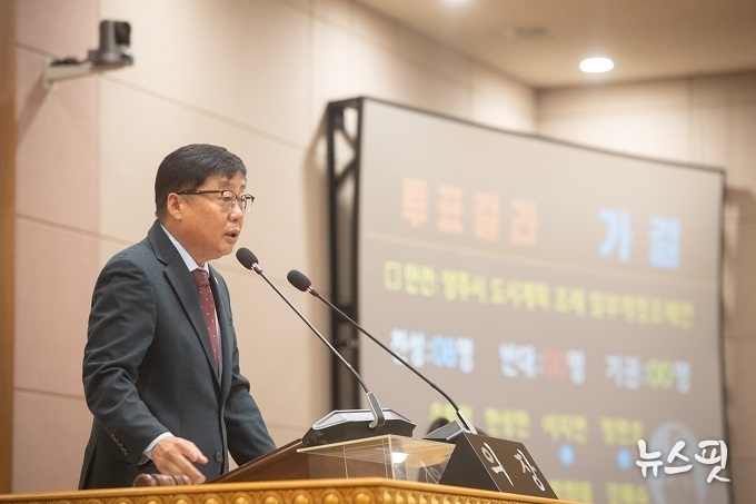 윤창철 의장이 제361회 임시회 제7차 본회의에서 ‘2024년 정기분 공유재산관리 계획의 건’등 15건의 안건을 의결하고 있다.(사진=양주시의회)