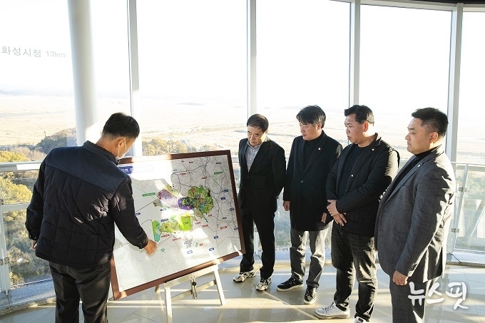 화성시의회 도시건설위원들이 한국수자원공사 관계자로부터 사업지구 현안 설명을 듣는 모습.(사진=화성시의회)