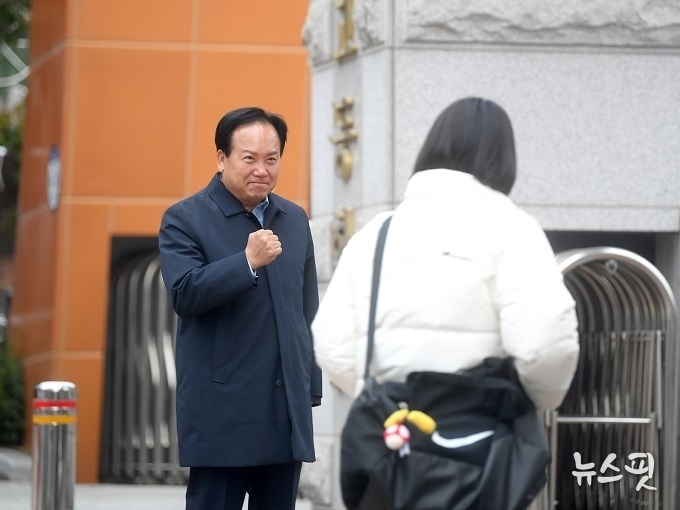 2024학년도 대학수학능력시험일인 16일 오전 제16시험장인 오산시 매홀고등학교 교문에서 이권재 오산시장이 수험생을 격려하고 있다.(사진=오산시)