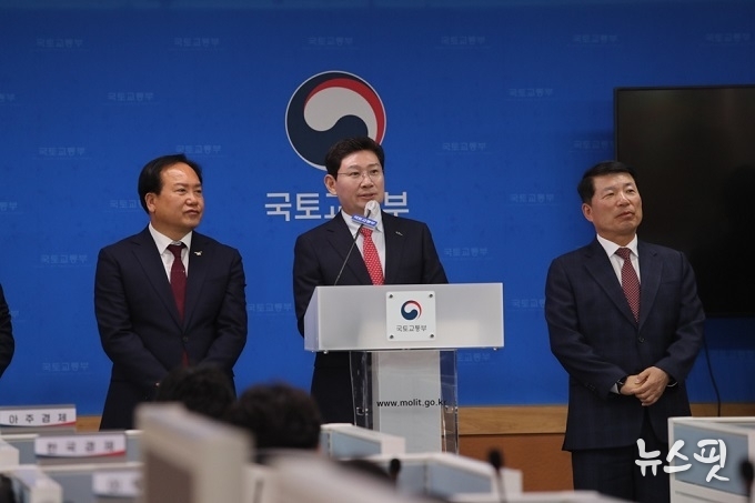 지난 11월 15일 세종시 국토교통부 청사에서 공공주택지구 지정 계획이 발표된 가운데 이상일 용인특례시장이 기자들의 질의에 답변하고 있다.(용인시 제공)