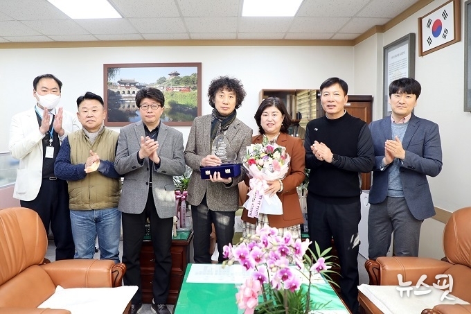 22일 수원특례시의회 도시환경위원회 조미옥 위원장이 수원특례시 공무원노동조합으로부터 감사패를 받았다. (사진=조미옥 의원실)