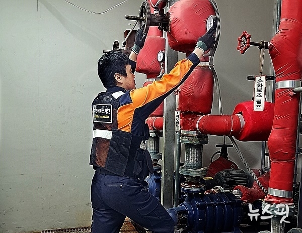 일산소방서 직원이 소방펌프 성능시험 중 정격압력을 확인하고 있다.(사진=일산소방서)