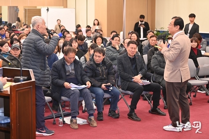 이현재 하남시장이 17일 감일동 행정복지센터에서 열린 ‘2024년 주민과의 대화’에 참석한 주민의 건의사항을 듣고 있다.(사진=하남시)