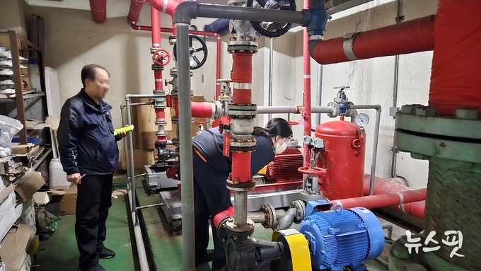 일산소방서 직원이 소방시설을 점검하고 있다.(사진=일산소방서)